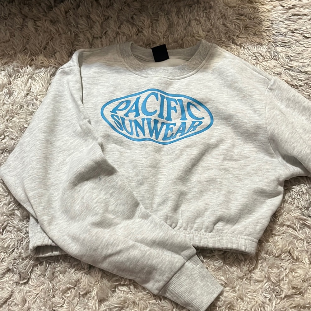 Super cute cropped pacific sunwear crewnevk form pacsun. Size small. NWOT